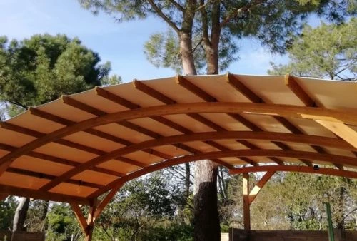 Bâche étanche beige ivoire pour pergola bois sur terrasse, protection contre pluie et soleil