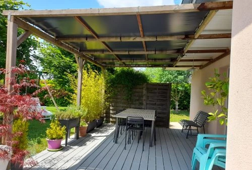 Toile de pergola imperméable gris anthracite sur structure bois, protection contre soleil et pluie