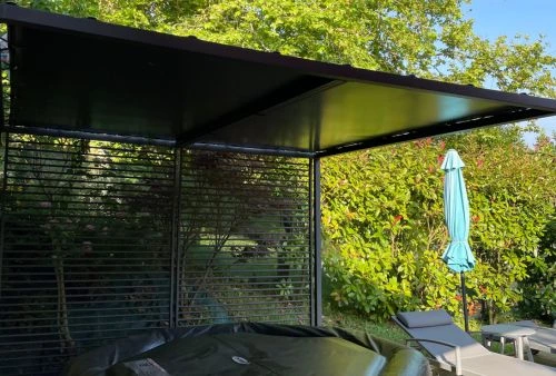 Bâche étanche noire Soltis 502 fixée sur pergola en métal, protection haut de gamme extérieure