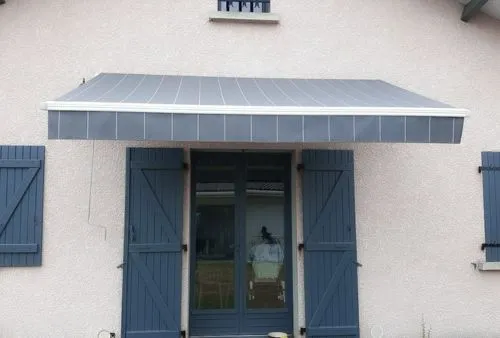 Toile grise rayée pour store banne avec lambrequin