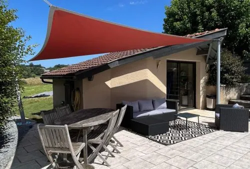 Voile d'ombrage triangulaire rouge brique pour terrasse moderne